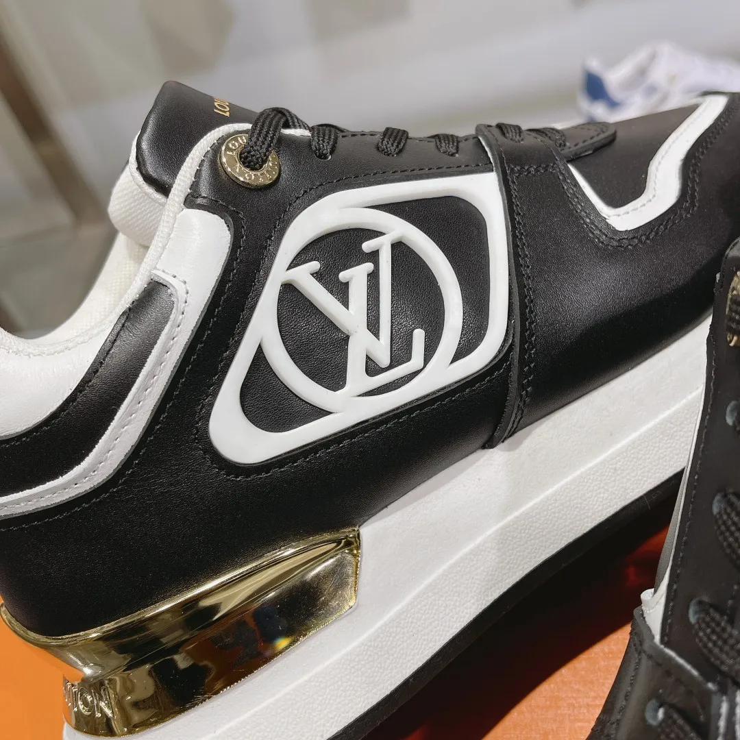 [L Family] P: 760💰Size 35-42 for women, 39-46 for men, (41.42 for women, 45.46 for men, customized) .LV Donkey Brand 🔥🔥LOUIS VUITTON Louis Vuitton's official website synchronizes the 2025 autumn and winter couple's models, which are now on the market, this Neo Run Away sneakers are inspired by running shoes, integrating LV's iconic must-have shoes into the trend. This version is a 1:1 replica of the original version. It is made of two-tone calfskin to highlight its simple lines and unique wedge outsole. Key details include the LV initials on the side and an engraved gold heel stabilizer on the back plus a 2cm hidden insole.